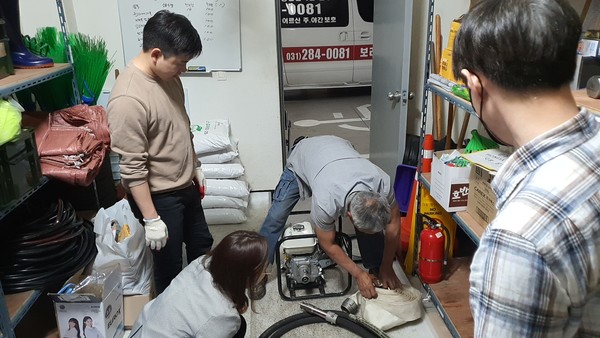 기흥구 관계자가 여름철 호우 피해에 대비해 수중펌프 및 양수기 등 수방 자재에 대한 점검을 하고 있다.