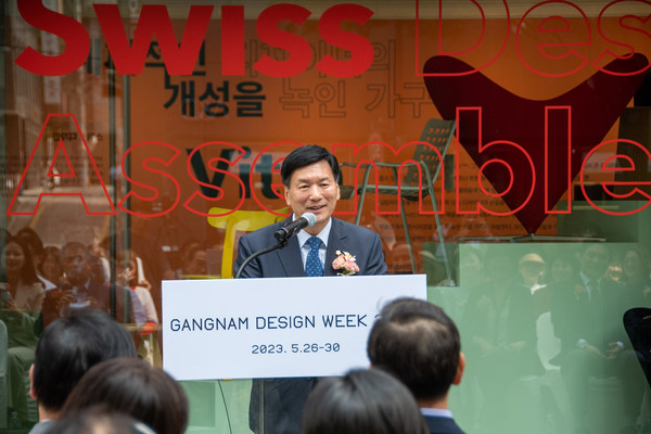 ▲ 26일 논현동 가구거리에서 진행된 ‘2023 강남 인테리어 디자인위크’ 개막식에서 강남구의회 전인수 부의장이 축사를 하고 있다.