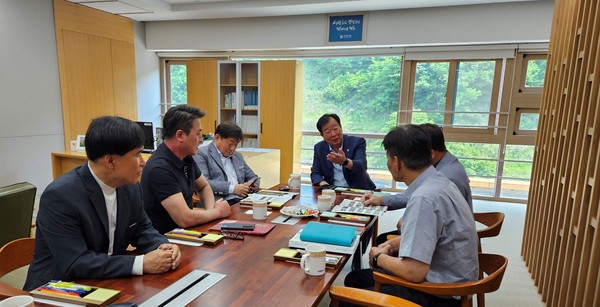 ▲ 축산 악취 문제 해결 위한 의견 청취하는 임상오 의원.