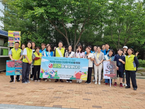 ▲ 김정헌 인천중구청장이 운서초 앞에서 금연캠페인을 실시하고 있다.