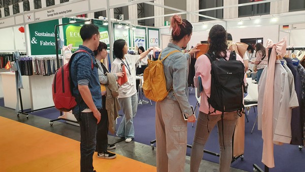 ▲ 바르셀로나 Textile Expo 전시회에 참여한 바이어와 방문객들이 GTC 공동관을 둘러보고 있다.