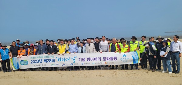 ▲ 방아머리에서 해양환경 보전 위한 해양쓰레기 수거 등 연안 정화활동 기념촬영 모습.