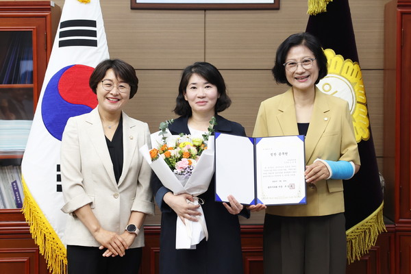 ▲ 칭찬공무원 증서 수여 기념촬영 모습.