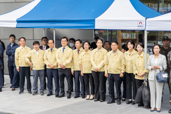 ▲ 훈련에 참석한 강남구의회 의원들 (좌측에서 5번째 전인수 부의장, 4번째 한윤수 운영위원장, 우측에서 5번째 김민경 행정재경위원장, 4번째 황영각 복지도시위원장).