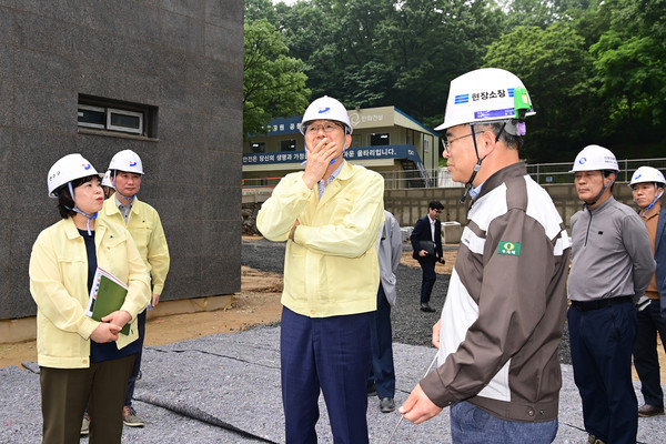 ▲ 이재호 연수구청장 선학동 공동주택 신축공사 현장점검 실시 모습.