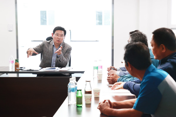 ▲ 이상일 용인시장이 주민대표 등과 건의 사항을 듣고 대화를 나누고 있다.