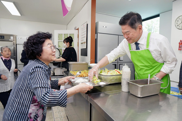 ▲ 이필형 동대문구청장(사진 오른쪽)이 배식봉사활동을 진행하고 있다.