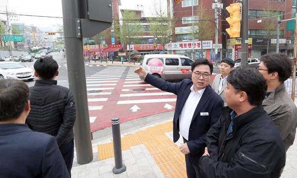 ▲ 지난 4월 신상도초사거리 좌회전 개선안 관련 경찰서 관계자와 합동점검을 하는 모습.