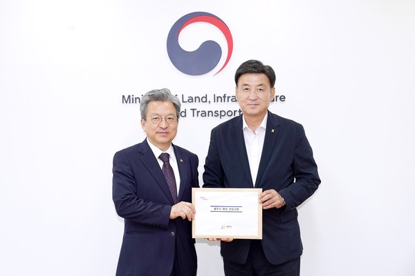▲ 방세환 광주시장(오)과 이원재 국토교통부 차관(왼).