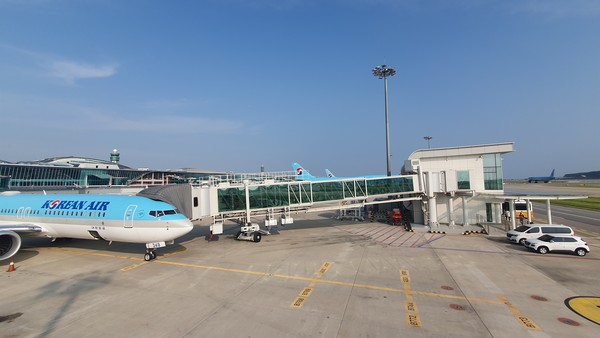 ▲ 인천국제공항공사는 1일부터 국내 공항 중 최초로 원격탑승시설을 정식 운영한다고 밝혔다. 사진은 인천공항 제2여객터미널 계류장에서 운영 중인 원격탑승시설의 모습.
