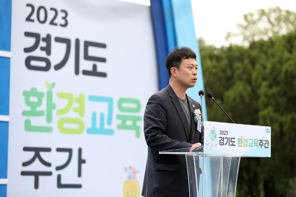 ▲ 유영일 의원, 제28회 환경의 날 행사에서 ‘탄소중립의 작은 실천부터 시작하자’ 제안하는 모습.