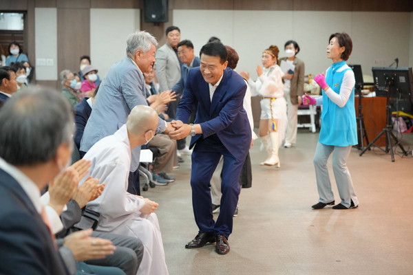 ▲ 지난달 30일 열린 성북구 효도문화 실천협의회 효도잔치에서 이승로 구청장이 행사에 참석한 어르신과 인사를 나누고 있다.