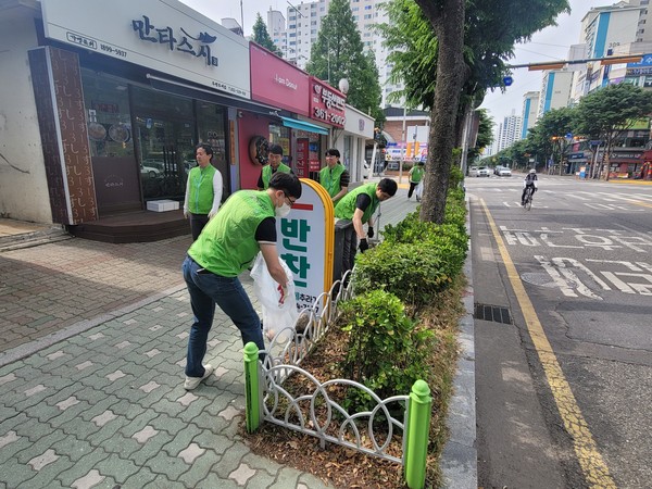 ▲ 부평구시설관리공단, 환경의 날 맞이 플로깅 캠페인 진행 모습.