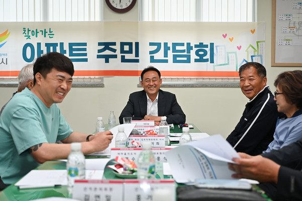 ▲ 이충우 여주시장이 찾아가는 아파트 주민 간담회를 주재하고 있다.