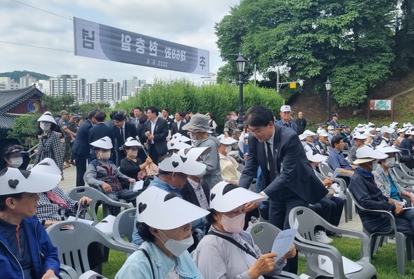 ▲ 유족들과 인사하는 하은호 군포시장.