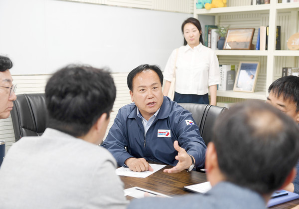 ▲ 오산천 상류 오염수 유출문제 협의 중인 이권재 오산시장.