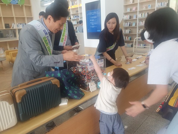▲ 남동구 폐건전지 캠페인 실시 모습.