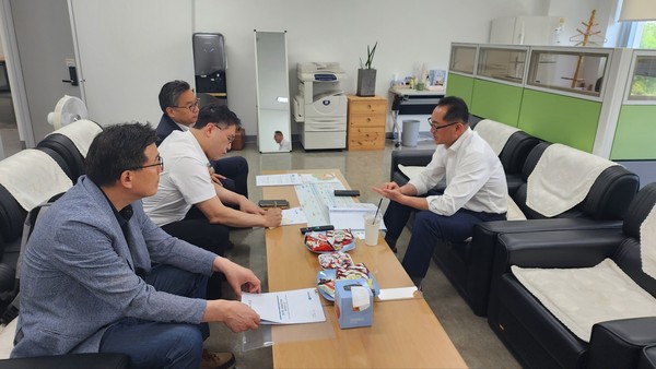 ▲ 경기도사회적경제원과 면담하는 김완규 의원.