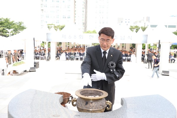 ▲ 현충탑 참배하는 김기정 의장.