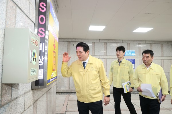 ▲ 최대호 안양시장과 관계 공무원들이 관양동 우편집중국 앞 대피시설을 방문해 점검했다.
