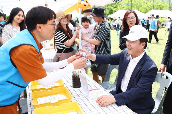 ▲ 쉐어블마을축제에 참석한 김성제 의왕시장.