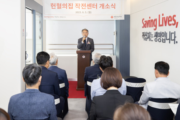 ▲ 윤환 계양구청장이 헌혈의집 작전센터 개소 기념으로 헌혈을 독려하고 있다.