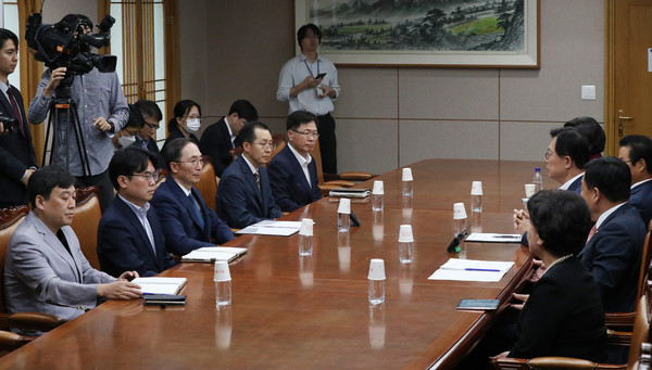 ▲ 선관위 항의 방문하러 온 국민의힘 의원들. /뉴시스