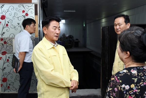 ▲ 김동근 의정부시장이 붕괴 상가 긴급 안전점검을 실시하고 있다.