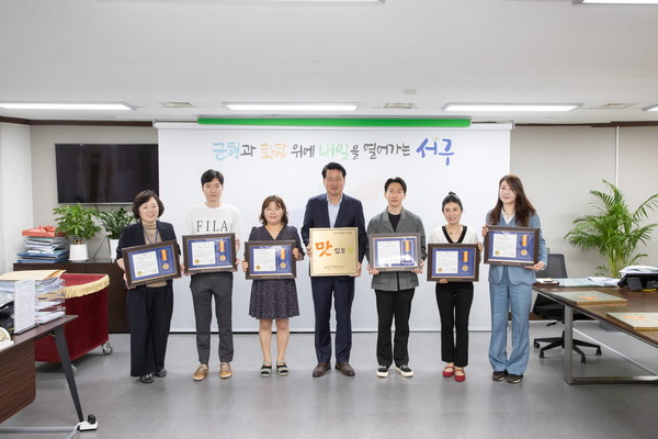 ▲ 인천 서구가 맛있는 집 6곳에 지정서와 표지판을 수여했다.