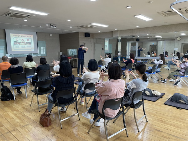 ▲ 성북구 동선보건지소와 장위석관보건지소에서 구민을 대상으로 심폐소생술 교육이 진행되고 있다.