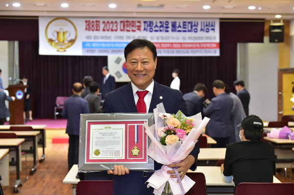 ▲ 수상 기념촬영하는 이재식 의장.
