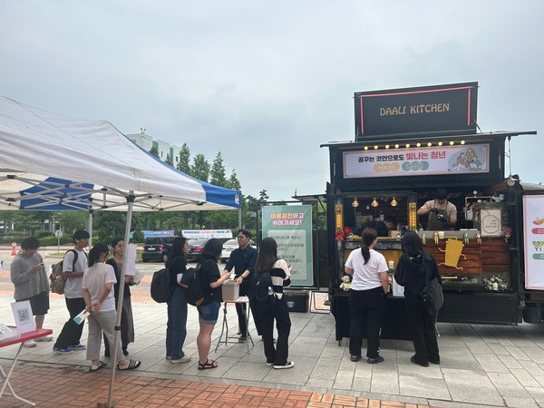인천대 재학생 300여 명 대상…커피차 음료 나눔