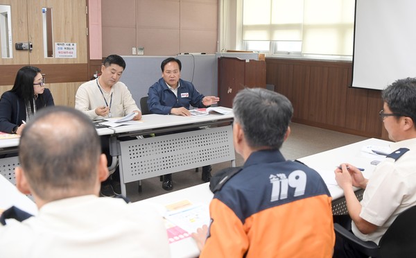 ▲ 이권재 오산시장이 야맥축제 행사장 안전점검을 실시하고 있다.
