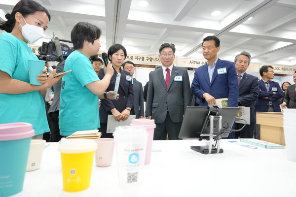 ▲ 이승로 성북구청장(좌측 다섯 번째)이 한화진 환경부장관(좌측 세 번째), 김동원 고려대총장(좌측 네 번째)과 함께‘제28회 환경의 날’ 기념행사에서 환경보전 홍보부스를 관람하고 있다.
