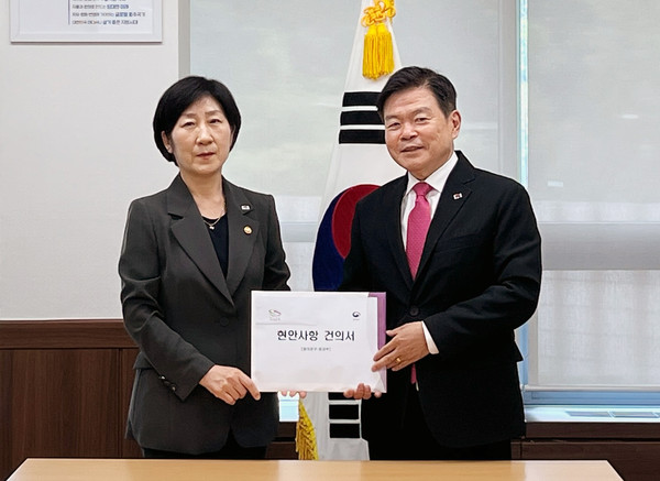 ▲ 한화진 환경부 장관(왼쪽)과 이필형 동대문구청장(오른쪽)이 면담 후 건의서를 전달하며 기념촬영하고 있다.