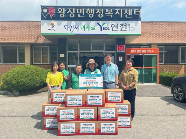 ▲ 연천군 왕징면 새마을부녀회 이웃돕기 생활 꾸러미 기부 모습.