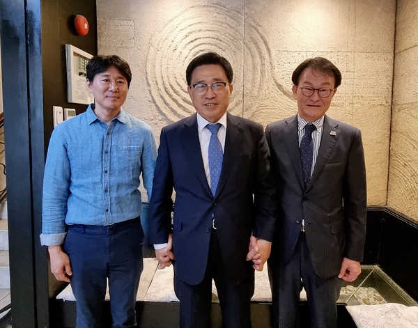 ▲ 한국농수산식품유통공사 김춘진 사장(가운데), 안병일 한국스카우트연맹 사무총장(우측1번째), 조용탁 국회스카우트의원연맹 국장(좌측1번째).