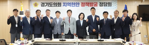 ▲ 교육정책 개발 및 지역현안 정담회 기념촬영.