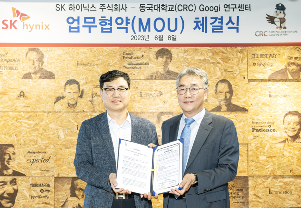 ▲ SK하이닉스 안전보건환경담당 김형수 부사장(오른쪽)과 동국대학교 CRC 임중연 센터장(왼쪽)이 8일 동국대에서 산업 안전사고 예방 등을 위한 스마트 기술 공동 연구 협약(MOU)을 체결했다.