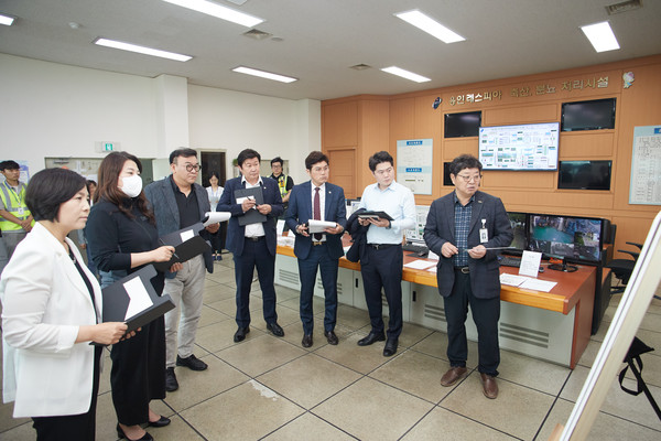▲ 용인특례시의회 경제환경위원회, 용인레스피아 축산동 분뇨처리시설 방문 모습.