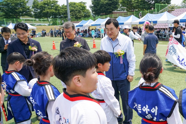 ▲ 현곡면민 한마음 체육대회서 주낙영 경주시장이 격려하고 있다.