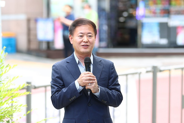 ▲ 경기-GS시니어 동행 편의점 의왕 1호점 개소식에 참석한 김영수 의왕부시장.