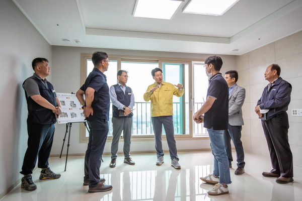 ▲ 강범석 인천서구청장 입주 앞둔 공동주택단지 현장점검 실시 모습.