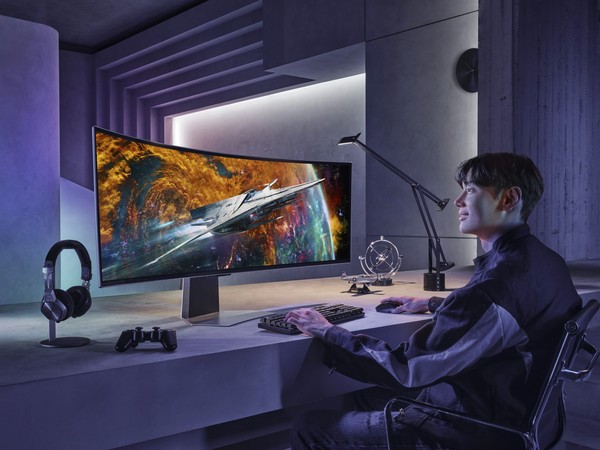 ▲ 삼성전자 모델이 OLED 게이밍 모니터 ‘오디세이 OLED G9’을 소개하고 있다.