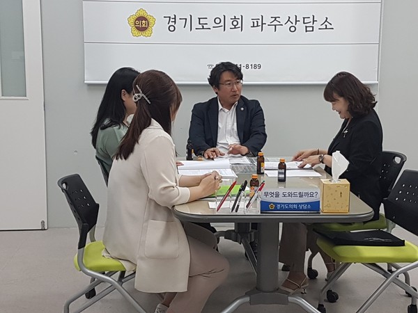 ▲ 보고 받는 조성환 의원.