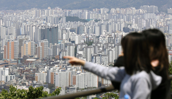 ▲ 서울 남산에서 관광객 및 시민들이 서울시내 아파트를 바라보고 있다. /뉴시스