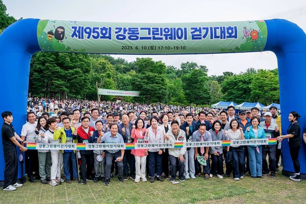 ▲ 이수희 강동구청장이 강동그린웨이와 여름밤의 콘서트를 참석했다.