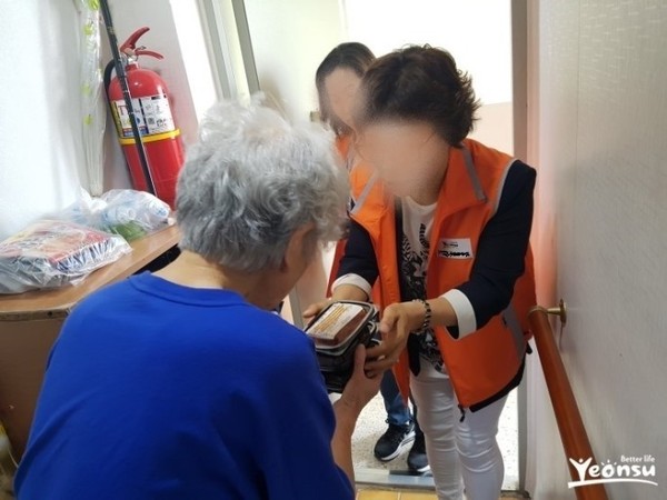 ▲ 연수e웃 돌봄 행복밥상 배달사업 시행 모습.