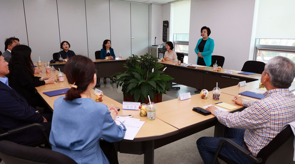 ▲ 신계용 과천시장이 관내 학교장회의서 발언하고 있다.