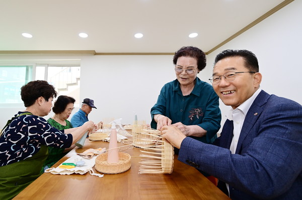 ▲ 개방형 경로당에 방문한 이재호 연수구청장.